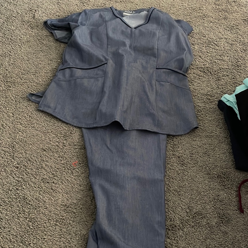 Large scrub set. Adar brand